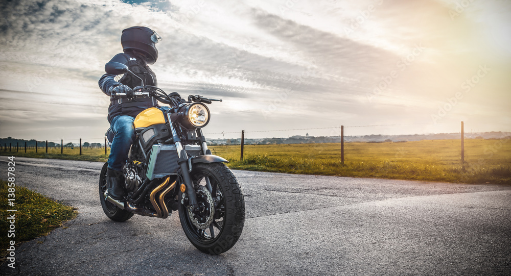 Fototapeta premium motocykl na jeździe po drogach. dobra zabawa podczas wycieczki motocyklowej / podróży po pustej drodze