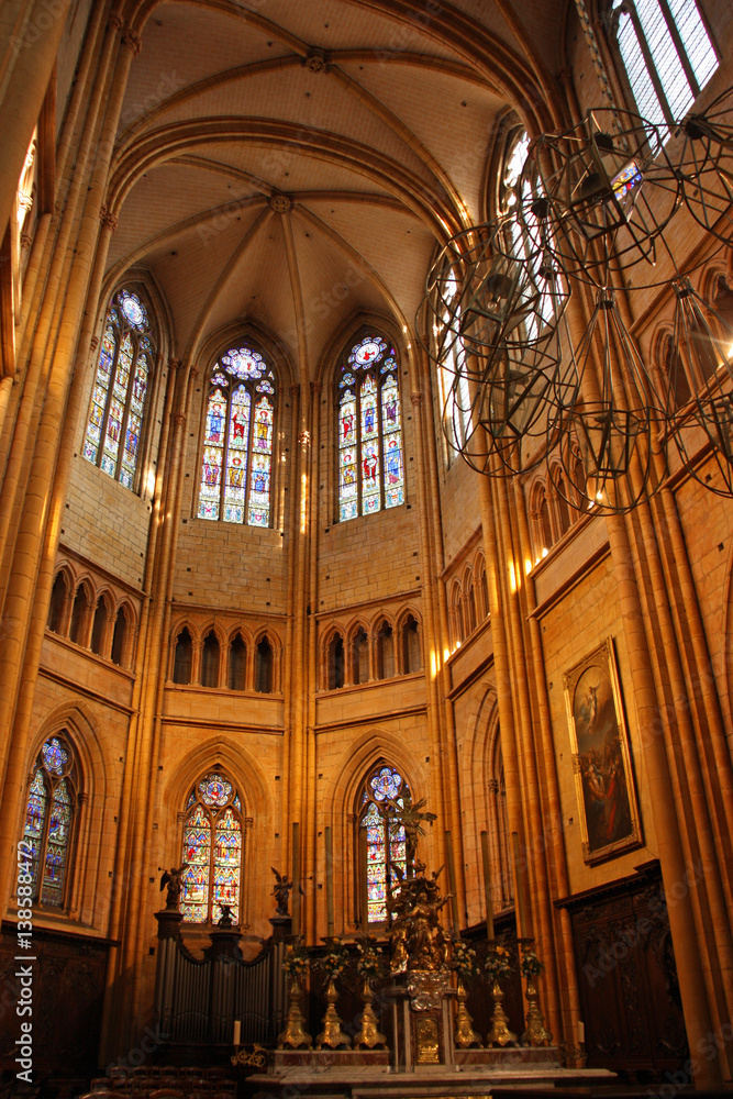 Fototapeta premium Chœur de l'église Sainte-Bégnine à Dijon en Bourgogne, France
