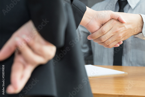 Photo Dishonesty, Business fraud concept, Businessman showing fingers crossed