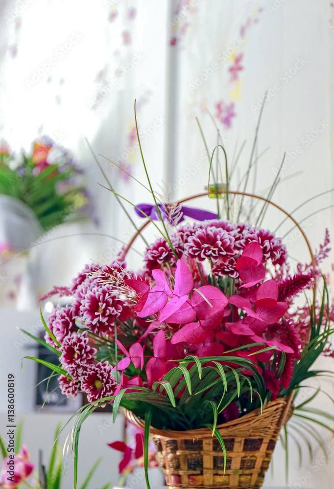 Obraz premium Flower arrangement in a basket