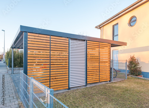 Fotografija Moderner Aluminium-Carport vor Stadtvilla