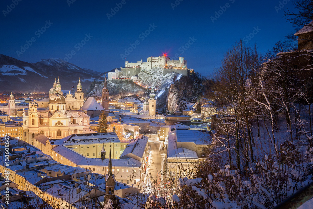 Fototapeta premium Klasyczny widok Salzburga w okresie Bożego Narodzenia w zimie, Austria