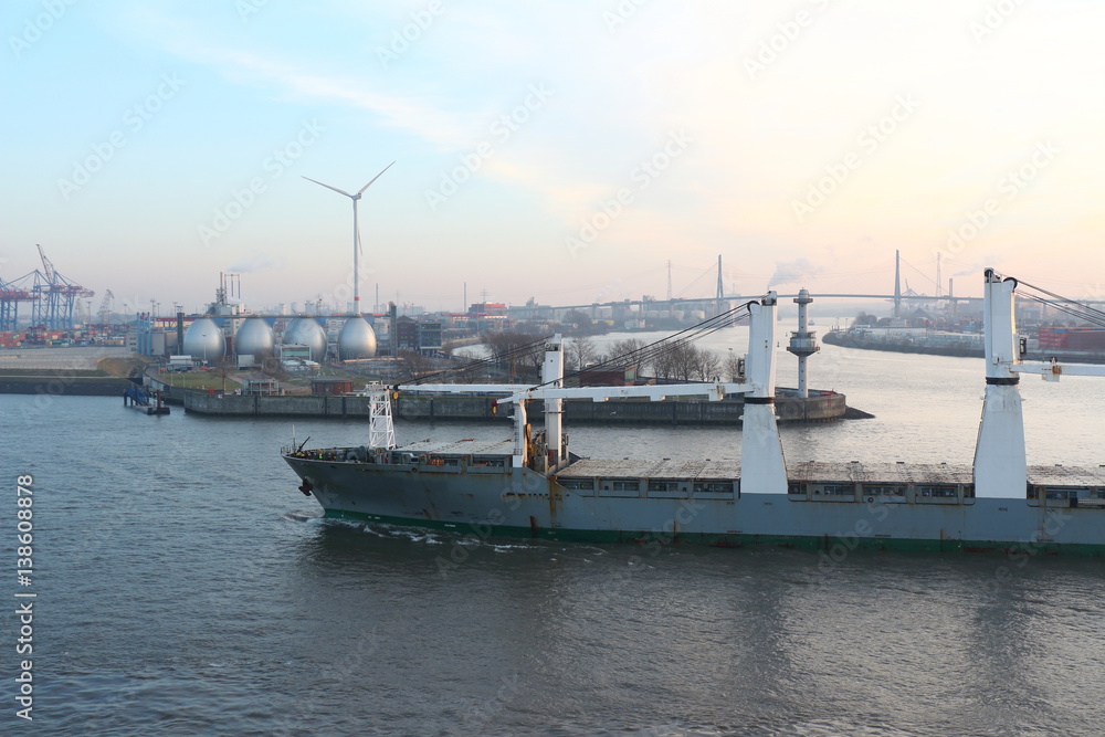 Ein Schiff fährt in den Hamburger Hafen ein Ein Schiff fährt in den Hamburger Hafen ein