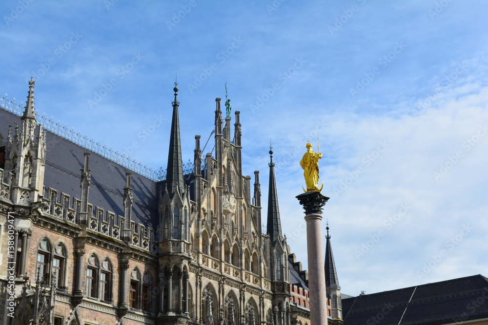 Fototapeta premium Marienplatz, Munich city scenic skyline view. Cityscape of Munchen architecture under blue sky. New Town Hall and Frauenkirche Bavaria, Germany. Unfiltered. Famous tourist and traveler routs.