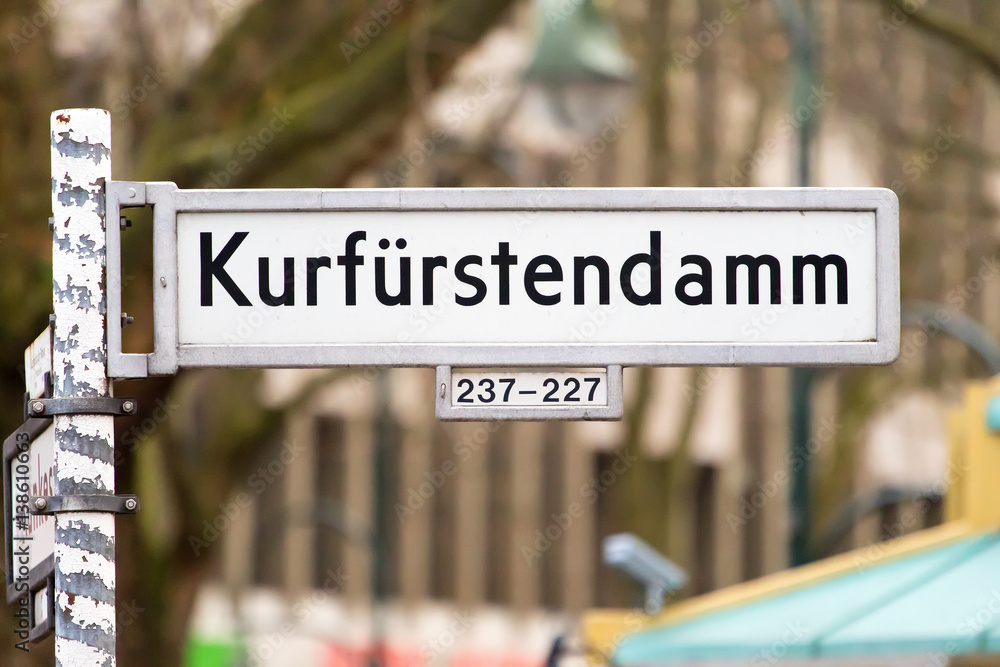 Fototapeta premium Znak ulicy Kurfürstendamm w Berlinie