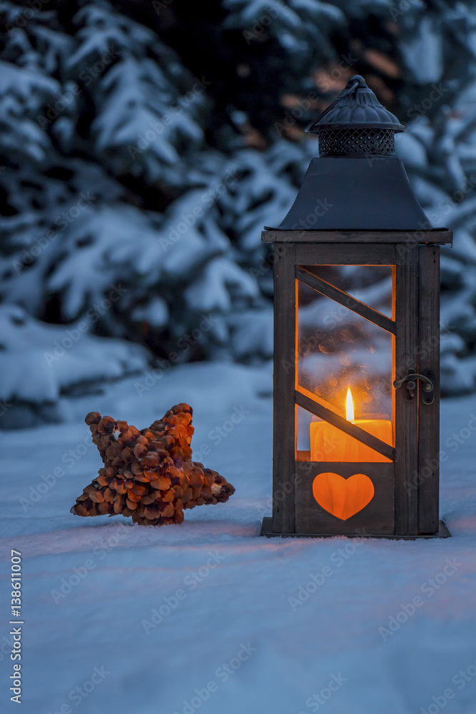 Laterne zu Weihnachten im Schnee Stock-Foto | Adobe Stock