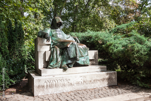Estatua del escribano Anonymus en Budapest, Hungria