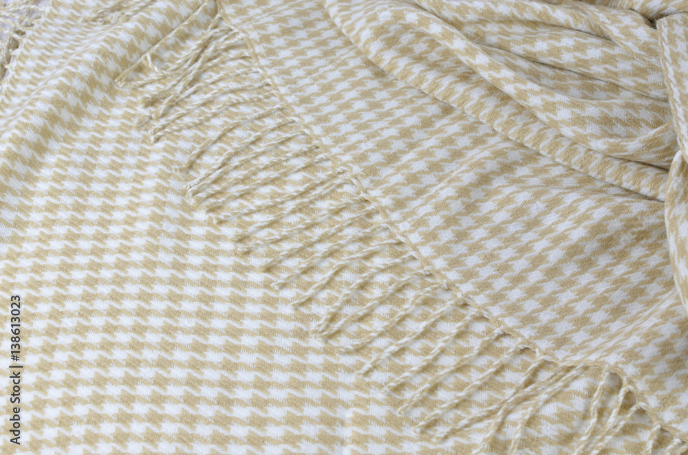 Soft woolen blanket with beige and white hounds-tooth pattern and with heather Soft woolen blanket with beige and white hounds-tooth pattern and with heather