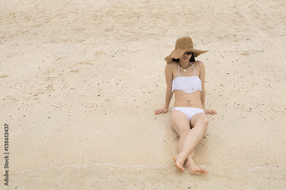 ビーチに座る水着姿の女性 Stock 写真 Adobe Stock ビーチに座る水着姿の女性 Stock 写真 Adobe Stock