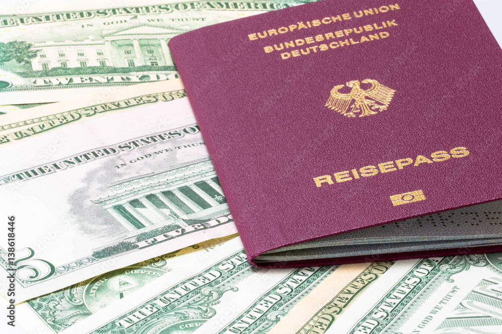 Reisepass auf amerikanischen Dollarscheinen Reisepass auf amerikanischen Dollarscheinen