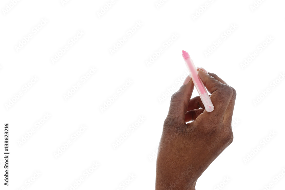 main femme noire écrivant avec marqueur rose main femme noire écrivant avec marqueur rose