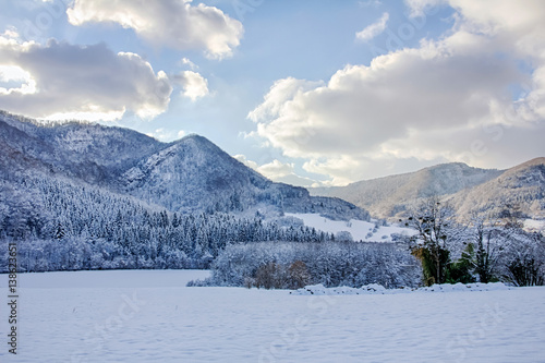 Paysage montagneux d'hiver près de Nans-sous-Sainte-Anne en France