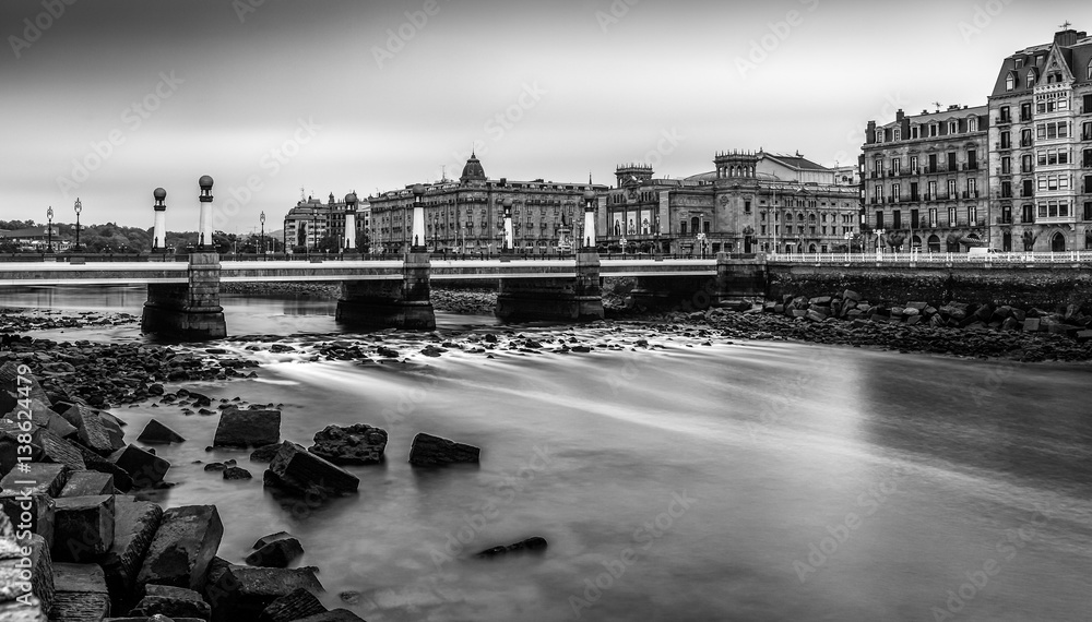 Obraz premium Urumea river in Donostia San Sebastian