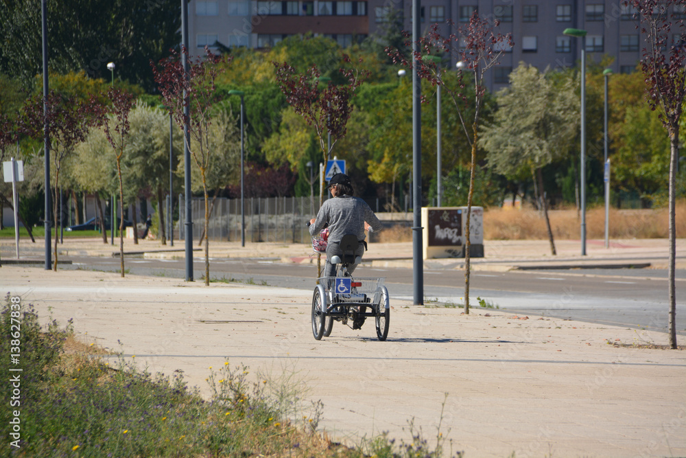 Naklejka premium mujer circulando en una bicicleta adaptada