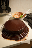 Preparazione di una torta al cioccolato con glassatura finale