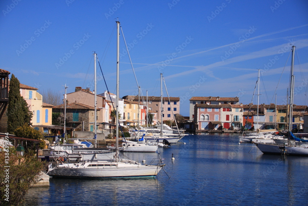 Port-Grimaud avec ses bateaux