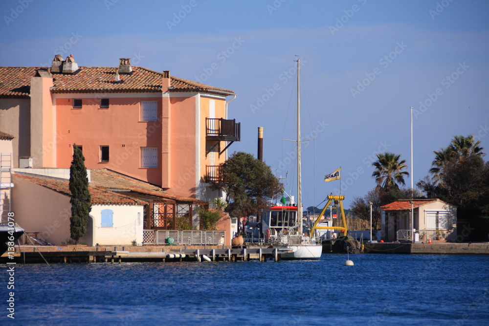 Obraz premium maison sur l'eau à Port-Grimaud