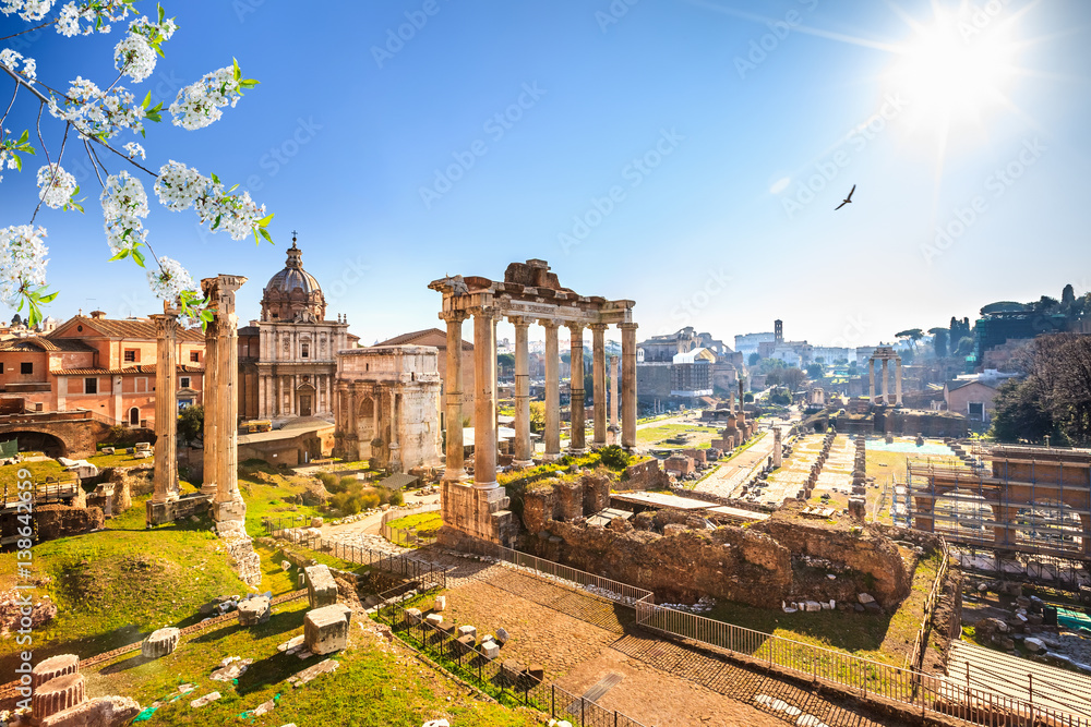 Fototapeta premium Rzymskie ruiny w Rzymie na wiosnę, Włochy