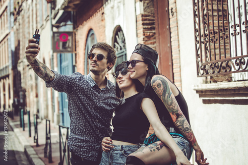 Billede på lærred Selfie de trois jeunes personnes dans un paysage urbain