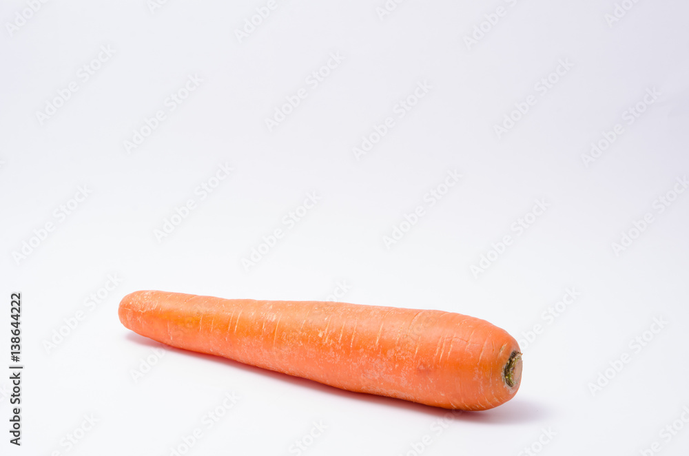 Bunch of Fresh Raw Carrot in Basket on white background foto de Stock