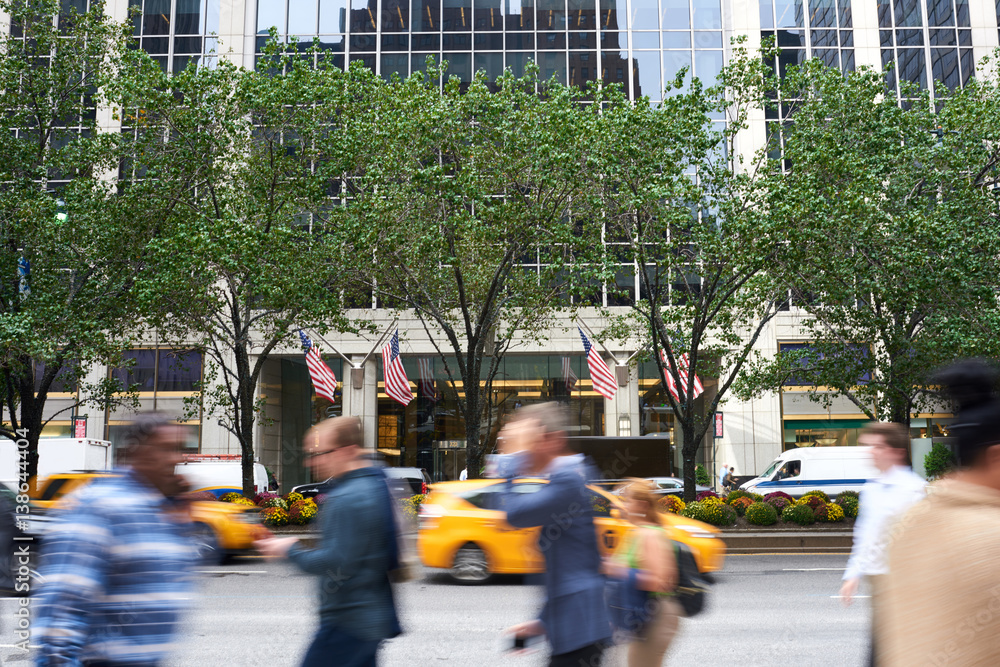 Obraz premium People walking in motion blur busy Manhattan street at rush hour