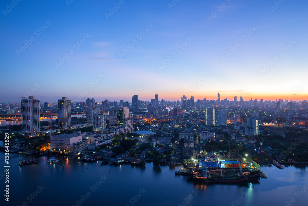 Naklejka premium Bangkok skyline with Chaophraya river view.