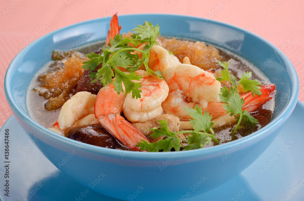 Maw stewed in gravy, red shrimp in a bowl Maw stewed in gravy, red shrimp in a bowl