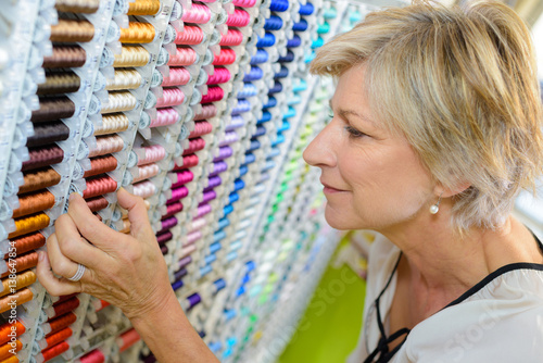 Foto choosing cotton at the haberdashery store