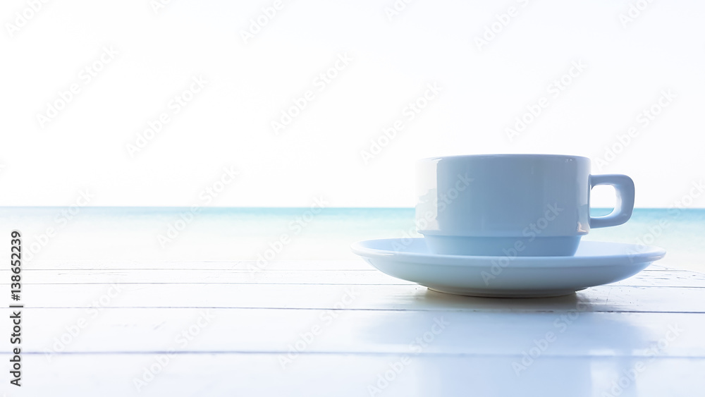 Obraz premium coffee cup on the wooden table with sunflare