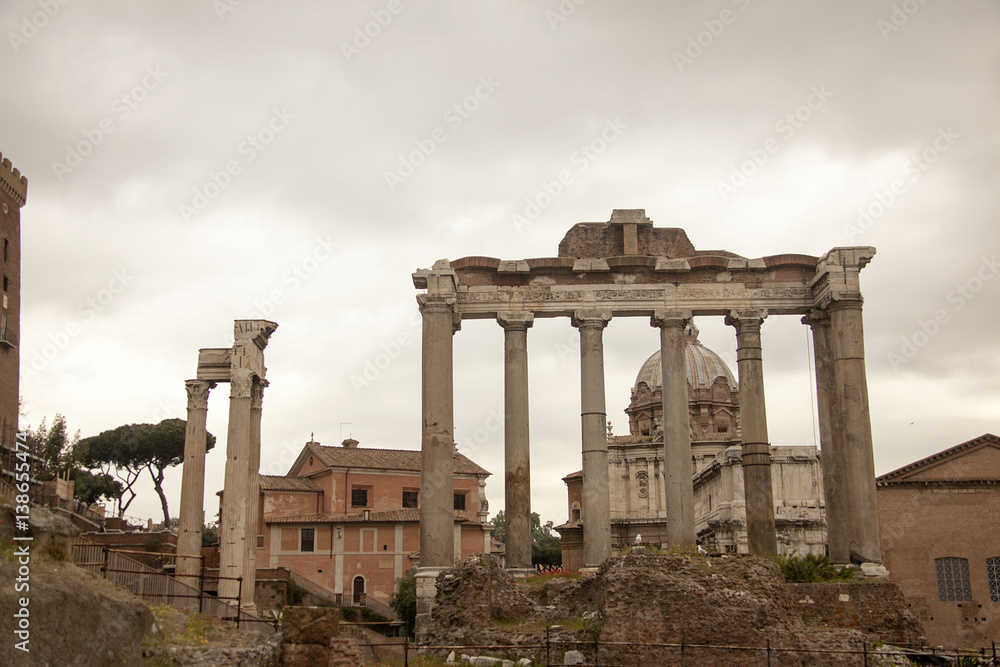 Il Colosseo e altri monumenti di Roma. Una città piena di storia. 