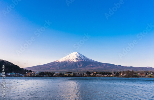 春の朝日を浴びる富士山と河口湖