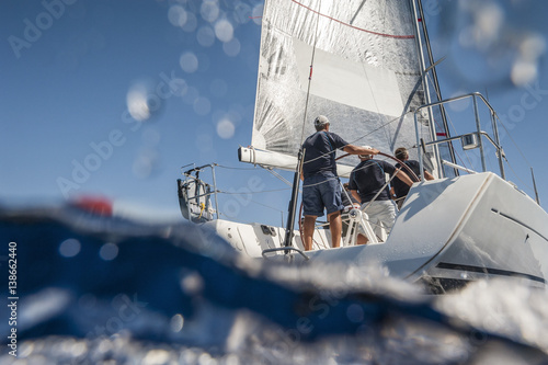 Aft of sailing boat with skipper from underwater view Fototapet