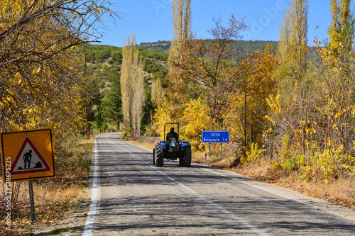 Wallpaper Mural Traktör ve köy yolu Torontodigital.ca