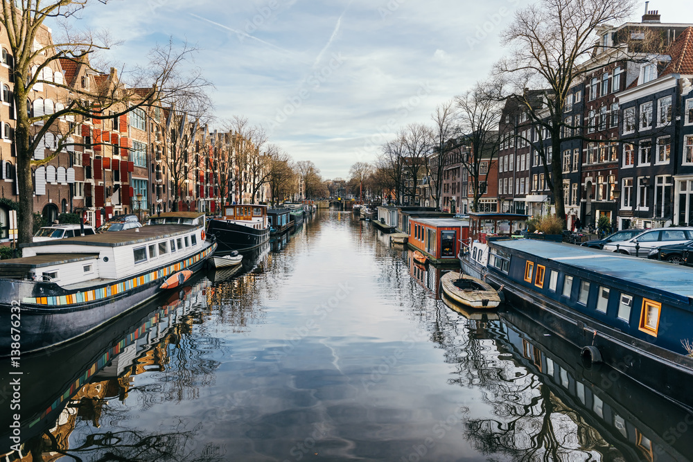 Naklejka premium Kanały Amsterdamu zimą