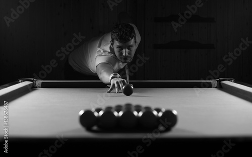 Fotografie monochrome photo young man playing billiards