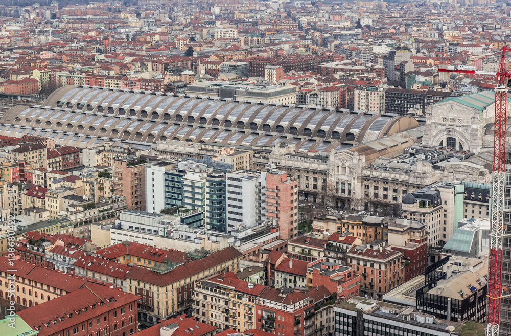 spettacolare ripresa dall'alto, della stazione Centrale di Milano