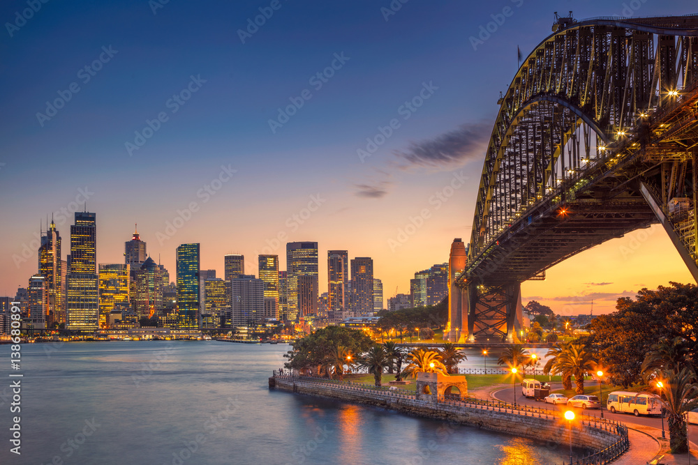Naklejka premium Sydnej. Pejzaż miejski z Sydney, Australia z Harbour Bridge podczas letniego zachodu słońca.