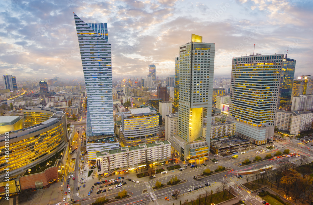 Naklejka premium Warszawskie miasto z nowoczesnym wieżowcem