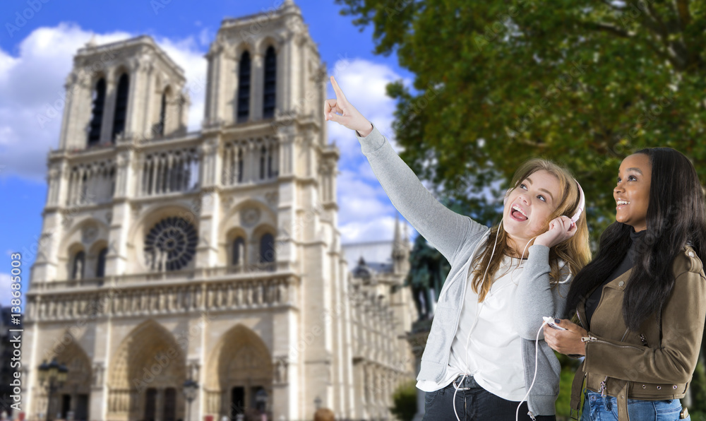 Freundinnen machen mit Handy ein Selfie in Paris Freundinnen machen mit Handy ein Selfie in Paris