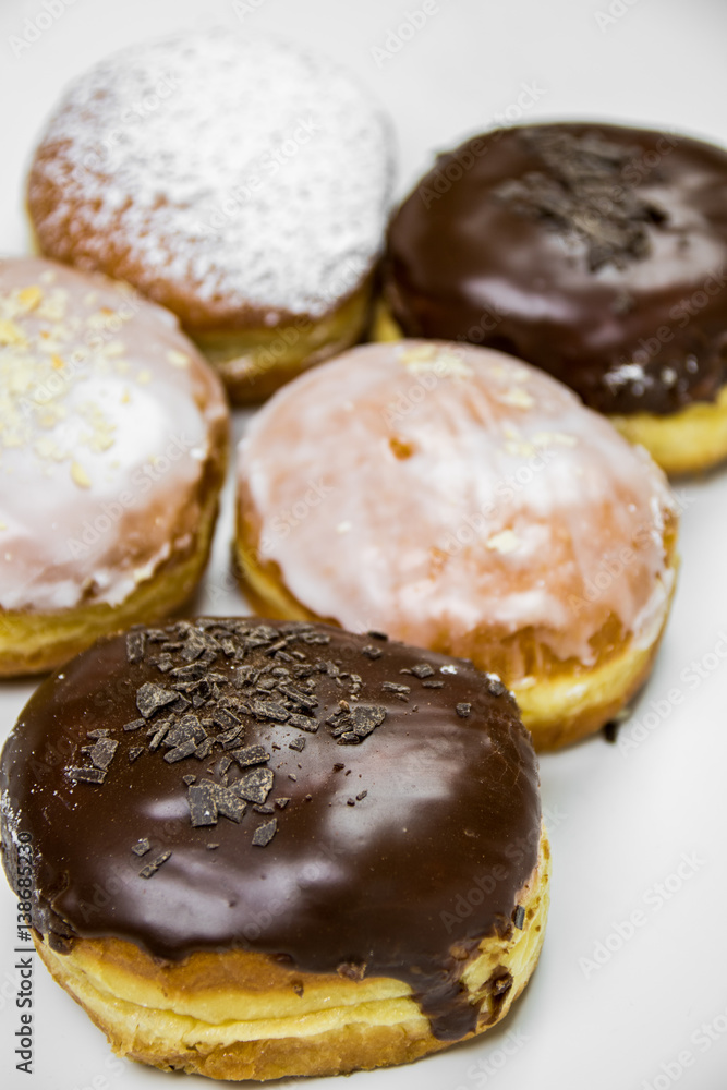 Fünf unterschiedliche Krapfen - Schoko-Glasur, Puderzucker, Zuckerguss  Stock-Foto | Adobe Stock