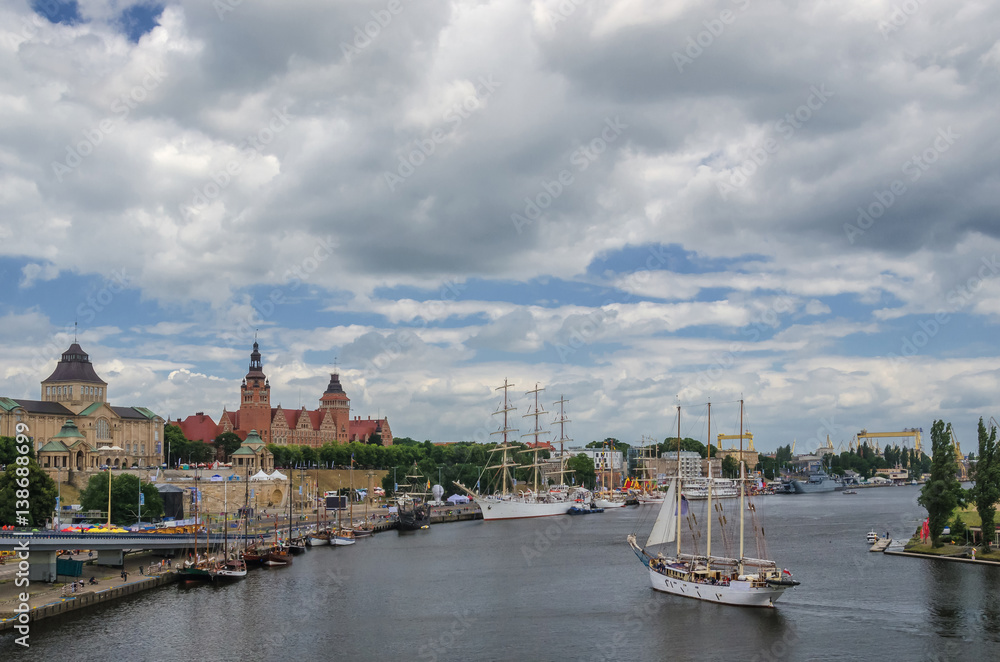 Obraz premium SZCZECIN - WATERFRONT AT WALY CHROBREGO (CHROBRY EMBANKMENT) - Sailing with a visit to the Sea Days Festival 