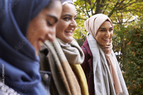 Tela Three smiling woman wearing hijabs