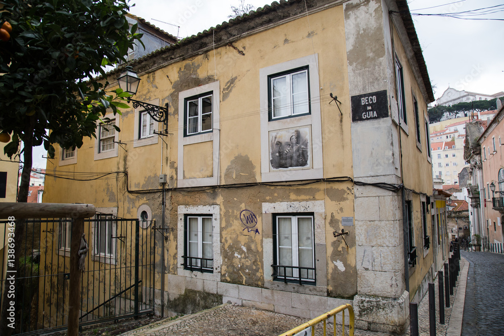 Gelbes Haus im Stadtteil Mouraria in Lissabon / Portugal