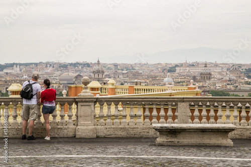 Giovane, coppia di turisti sulla terrazza del Gianicolo, Roma © nikhg