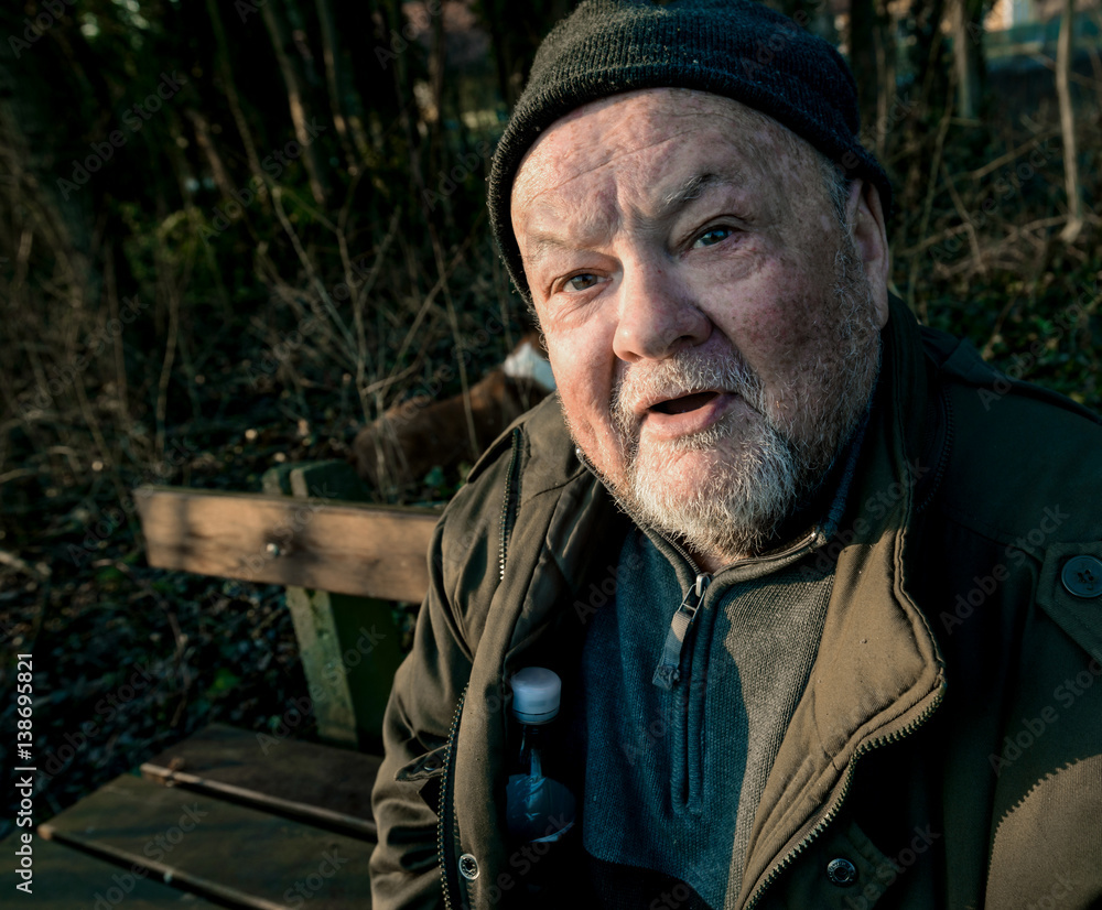 Seniorenportrait Weitwinkel outdoor