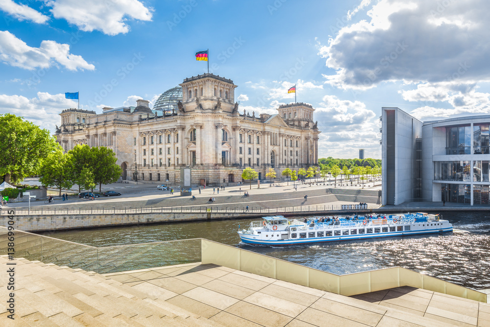 Obraz premium Dzielnica rządowa Berlina z Reichstagiem i statkiem na rzece Szprewa latem, Berlin Mitte, Niemcy