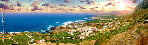 Sitios de interes y turismo en las Islas Canarias. Playas de España. Puesta de sol en pueblo de costa en Tenerife.