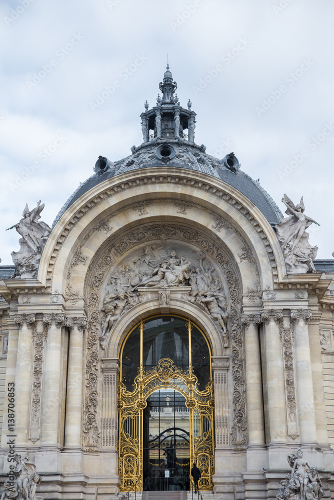Obraz premium Paris, Petit Palais, facade with the golden door