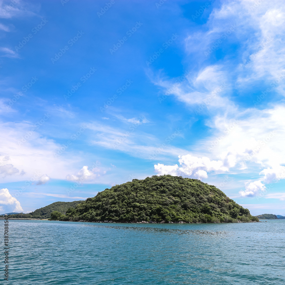 Naklejka premium Island on sea with cloud