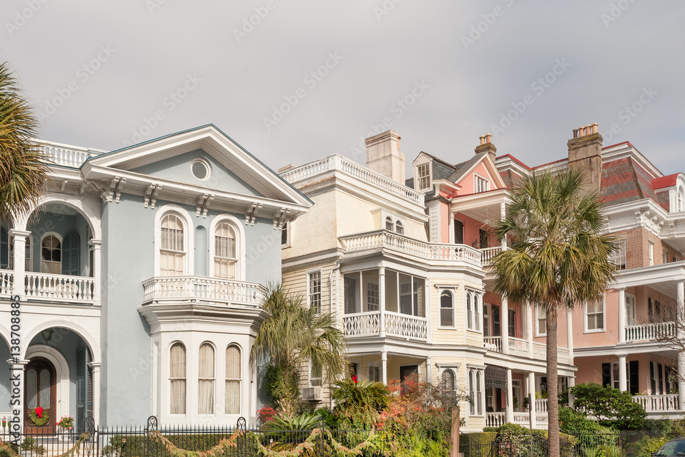 Obraz premium Historyczne rezydencje w pastelowych kolorach wzdłuż ulicy Battery w Charleston, Karolina Południowa